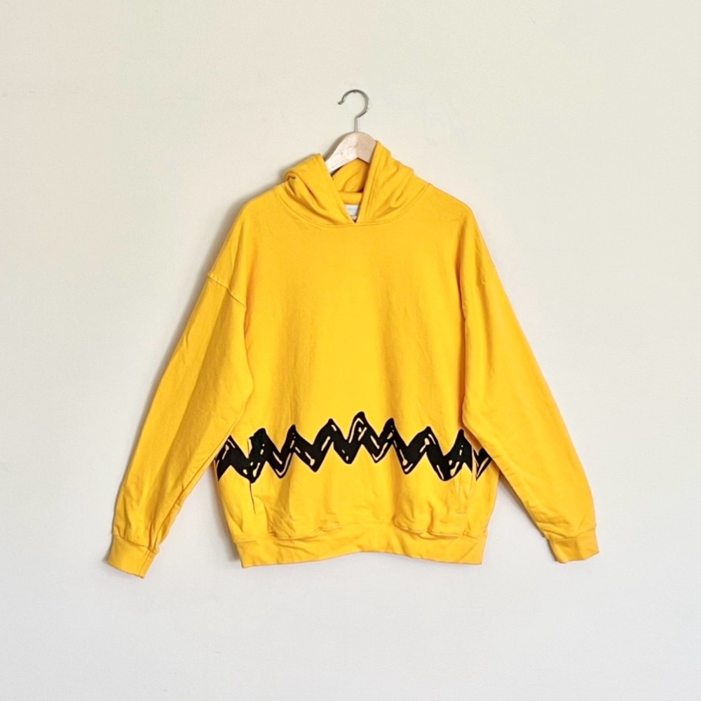 Cedar Fair Peanuts Charlie Brown Yellow Black Hoodie Adult size XL